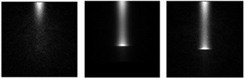 245MeVの炭素線を水に照射した場合の水の発光画像：これまでのコンピュータシミュレーション画像（左）、実験画像（中）。これらは全く異なる画像が得られていた。今回修正したコンピュータシミュレーション画像（右）：実験と同じ画像が得られるようになった。
